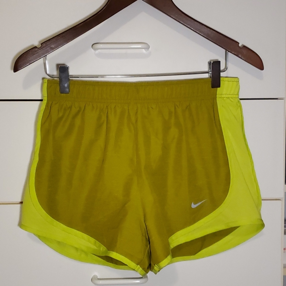 Nike woman tempo running short